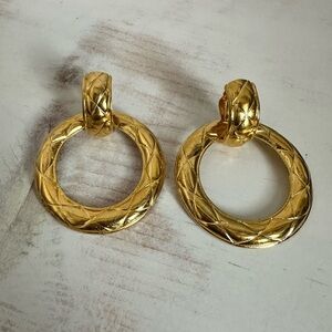 Chanel VINTAGE 1980’s Quilted 24k gold plated door knockers clip on (2-way)